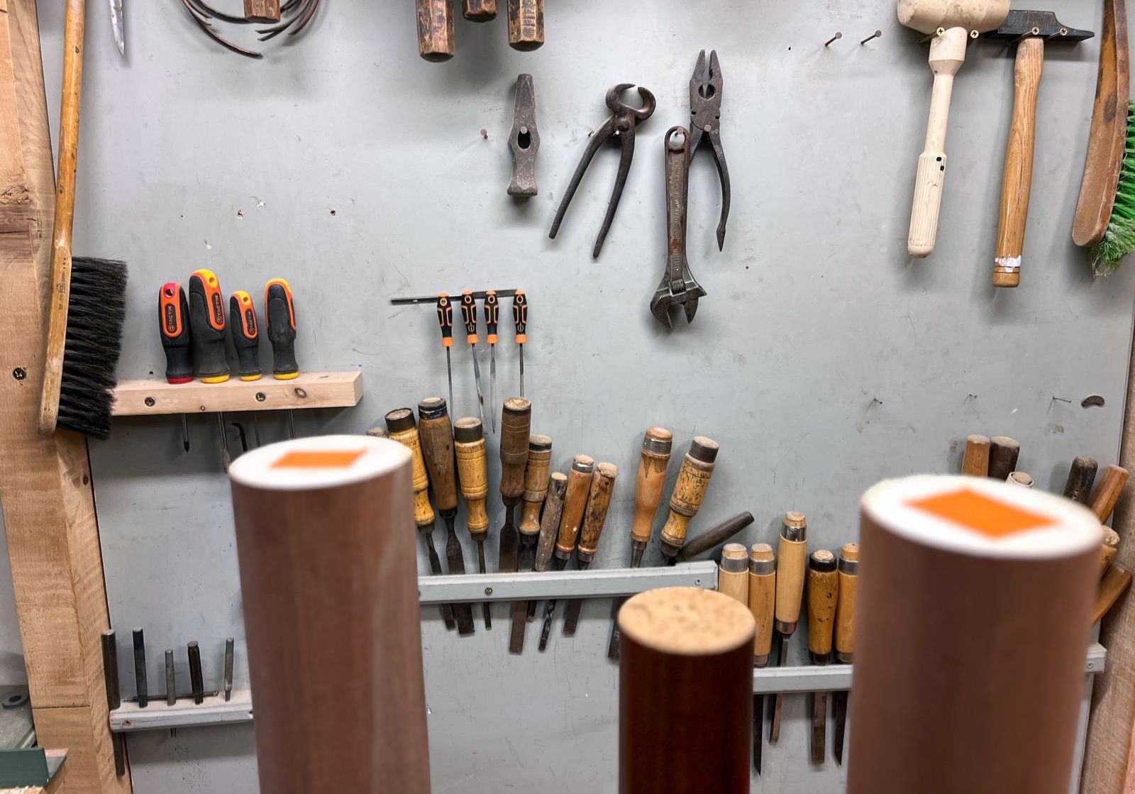 Les étapes de création d’un arbre de pluie artisanal : du bois au son
